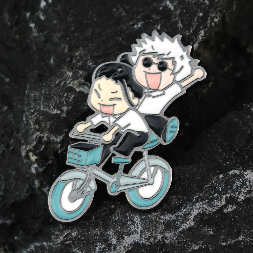 Cartoon Anime Jujutsu Kaisen Metall-Emaille-Brosche, Niedliche und Kreative Gojo Satoru Geto Suguru auf Fahrrad Reitend Anstecknadel Accessoires – Detail 2