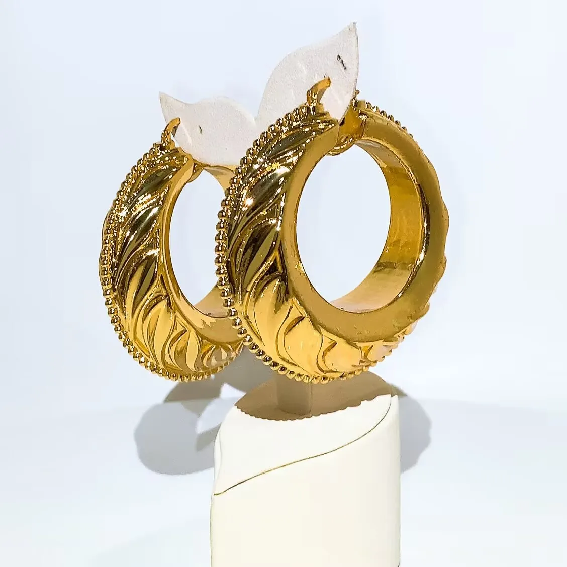 Large Bold Gold‑Tone Textured Hoop Earrings, Vintage Chunky Carved Leaf Click‑Hoop Earring for Women Party Daily Fashion Jewelry