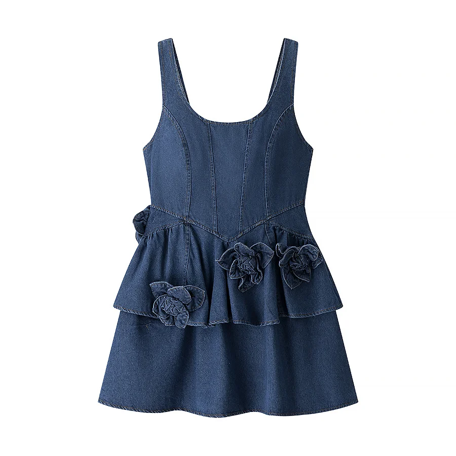 Vestido e de cintura alta em aodão denim com decote ter e saia curta com decoração floral em camadas estilo vinta...