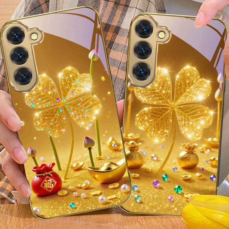 A huge golden clover For Samsung Galaxy S26 S20 FE S21Plus S22 23 Plus S24 Ultra S25 S21+ S9+ 22Plus Golden glass phone case view 3