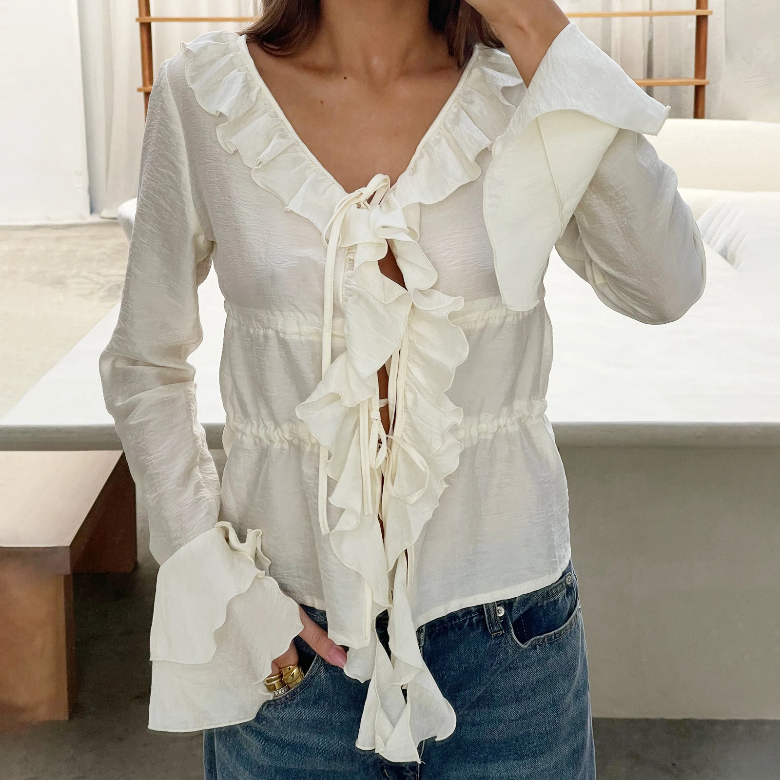 Elegante Damen-Bluse mit einfarbiger, fließender Vorderseite und Fliege, langärmlig, Rüschenbesatz, Hemd mit V-Ausschnitt und Schößchenbluse