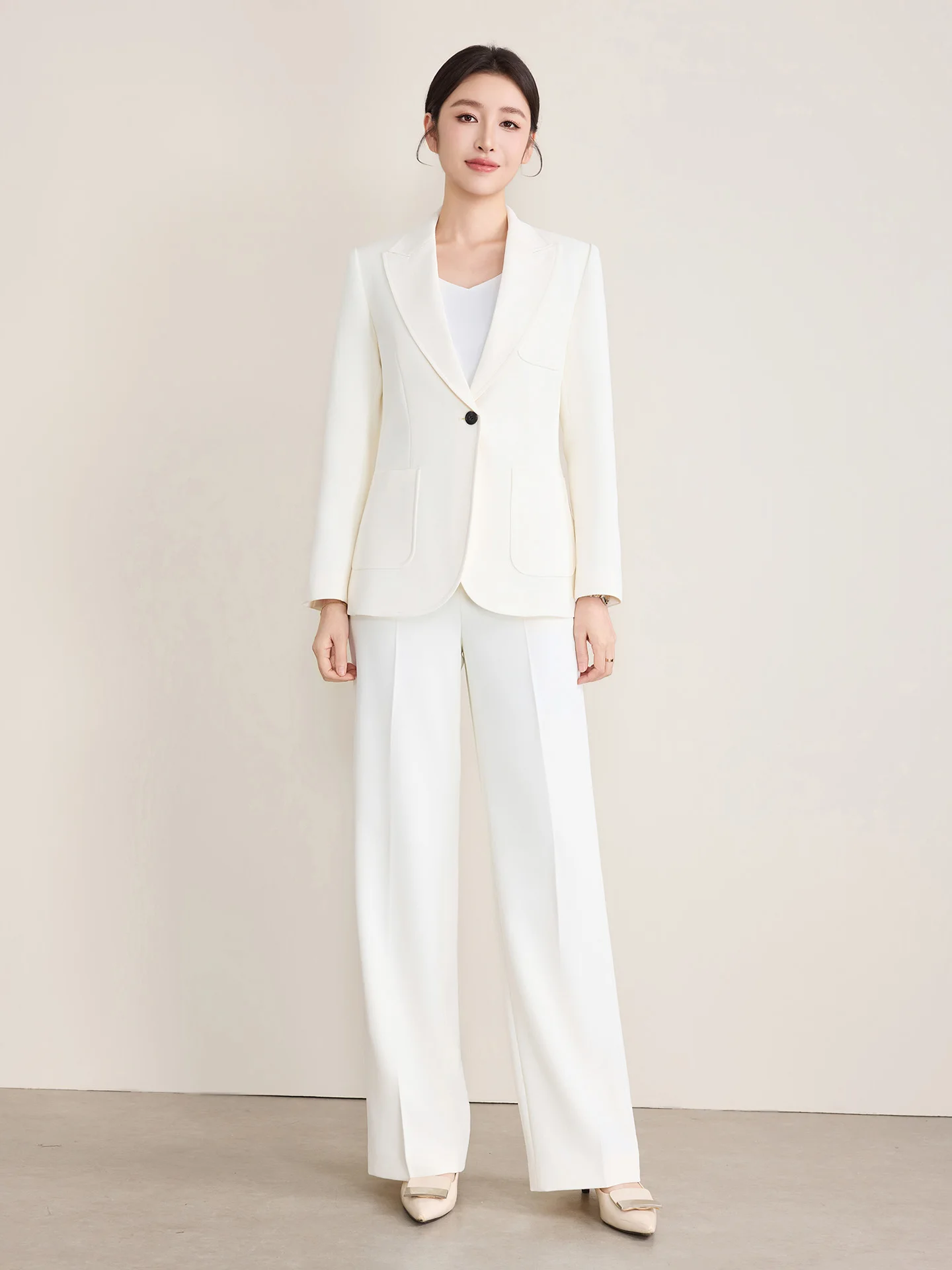 

Женский костюм в минималистичном стиле: пиджак и брюки, комплект из двух предметов, бежевый цвет, новинка весенней коллекции, профессиональная одежда с микро-флорами.