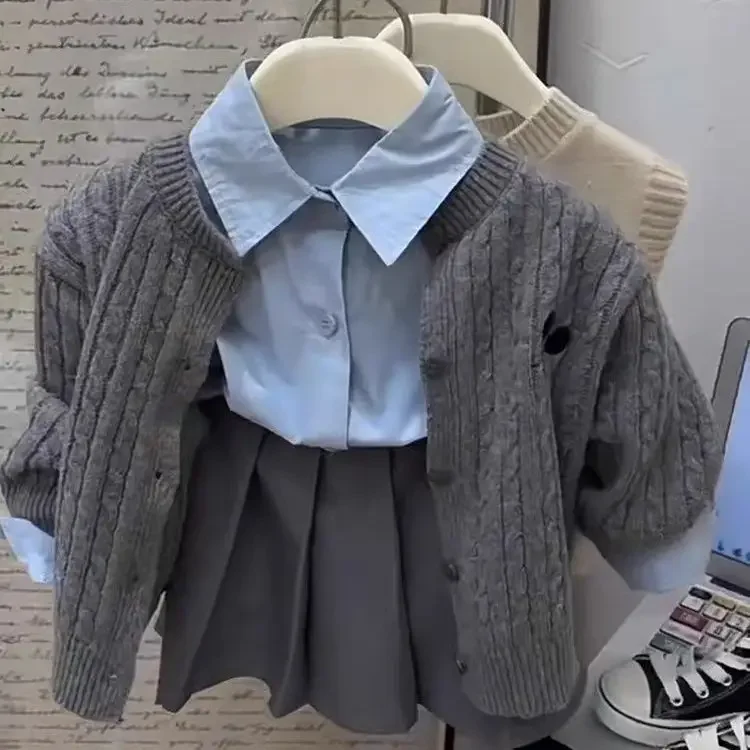 Conjunto de tres piezas a la moda para niña, cárdigan de punto, camisa, falda plisada, primavera y otoño, novedad de 2024