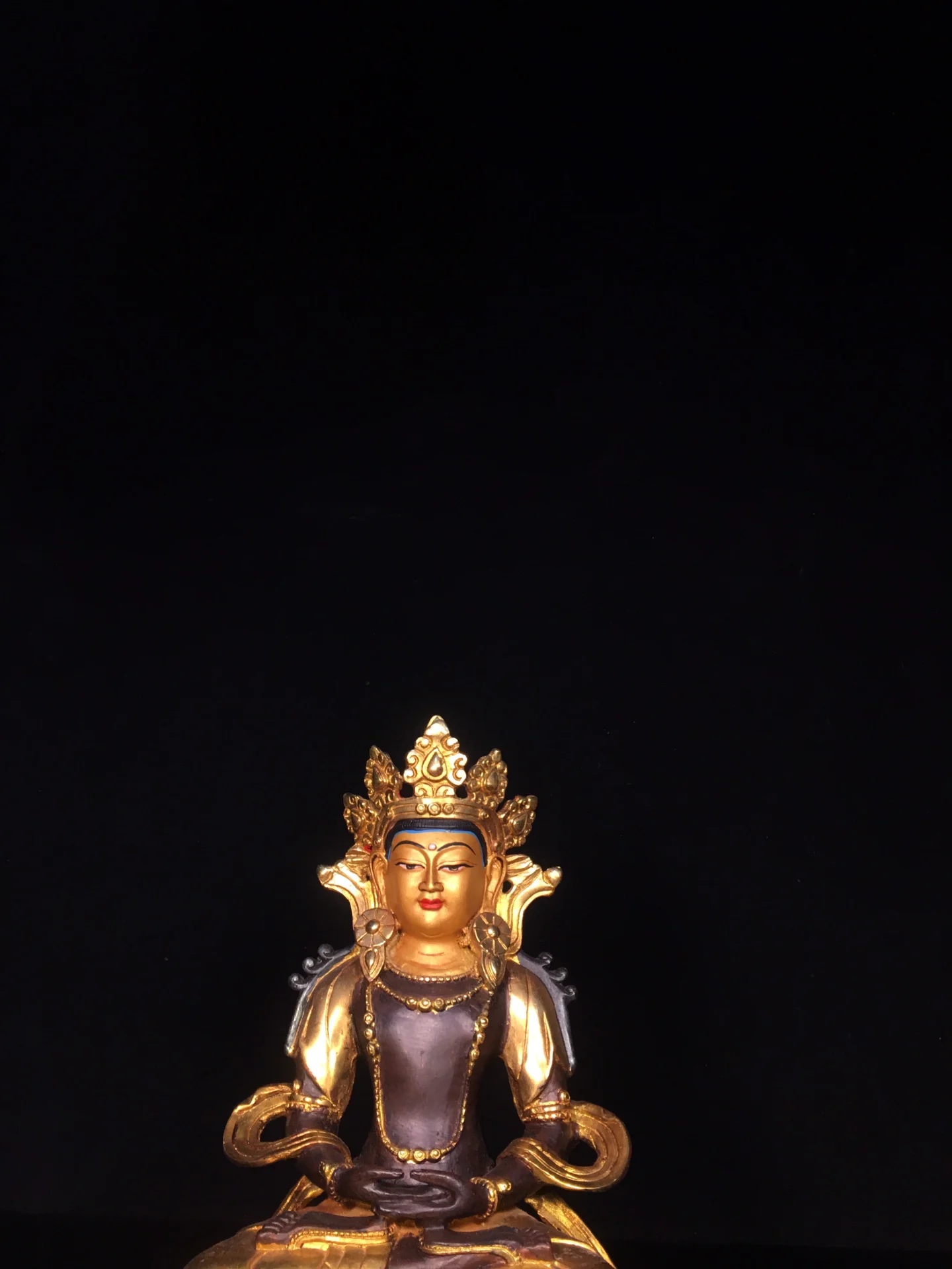 A finely crafted gilt-bronze statue of Amitayus Buddha, with a rich patina.),Free shipping