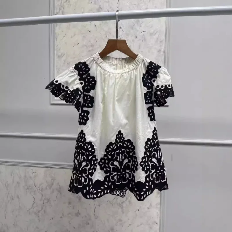 Women Style Retro Embroidered Black and White Contrast Round Neck Small Flying Sleeve Shirt 2024 New Summer