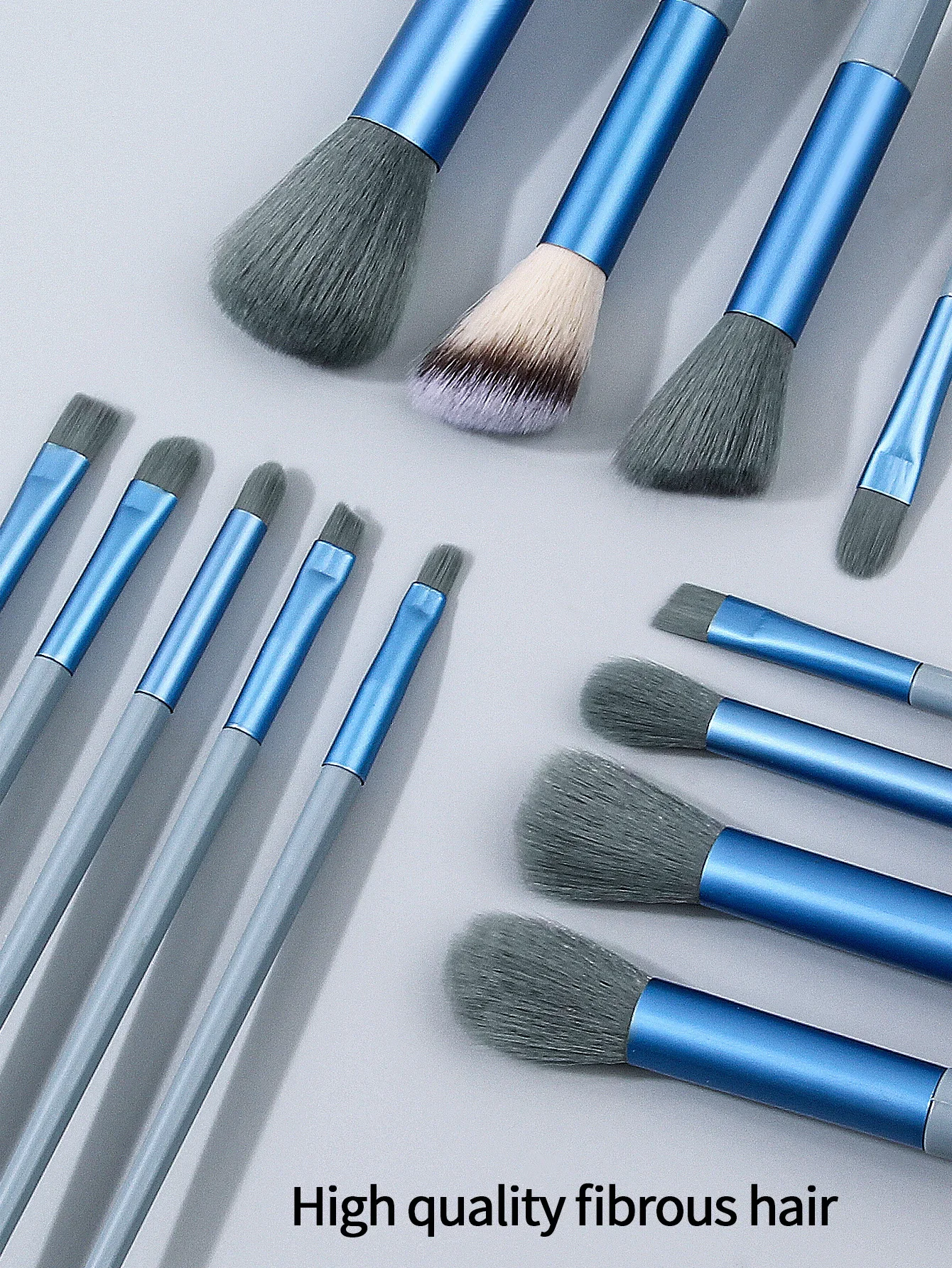 Un set di pennelli per trucco di alta qualità da 17 pezzi, comprese un pennello per il viso multifunzionale e un set di soffio in polvere con spugna per trucco super morbida