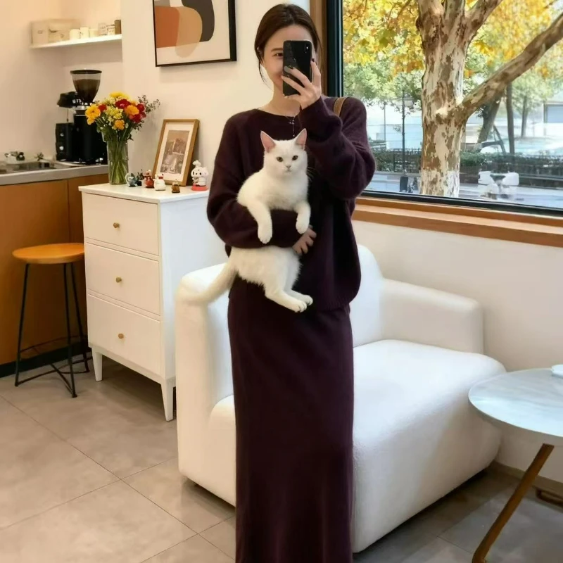 أنماط جديدة عصرية لخريف وشتاء 2026 تتميز بظهر مستدير سترة محبوكة ناعمة أرجوانية ناعمة ورقبة مستديرة تنورة عالية الخصر #3