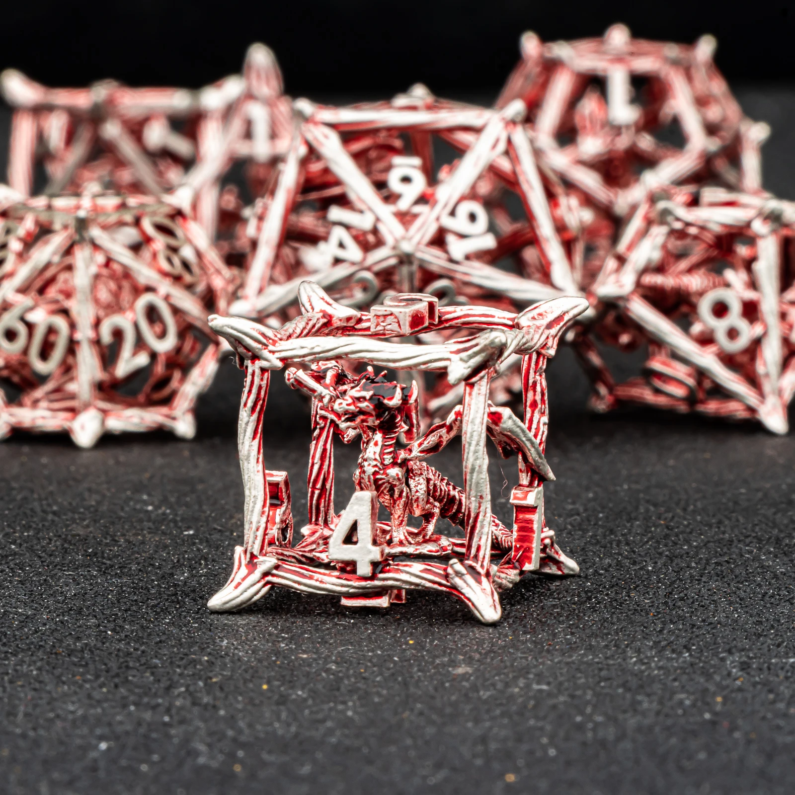 

Набор металлических полых кубиков «Дракон» для Dungeons and Dragons, многогранный набор кубиков, полые кубики D&D, подарочный набор кубиков D&D