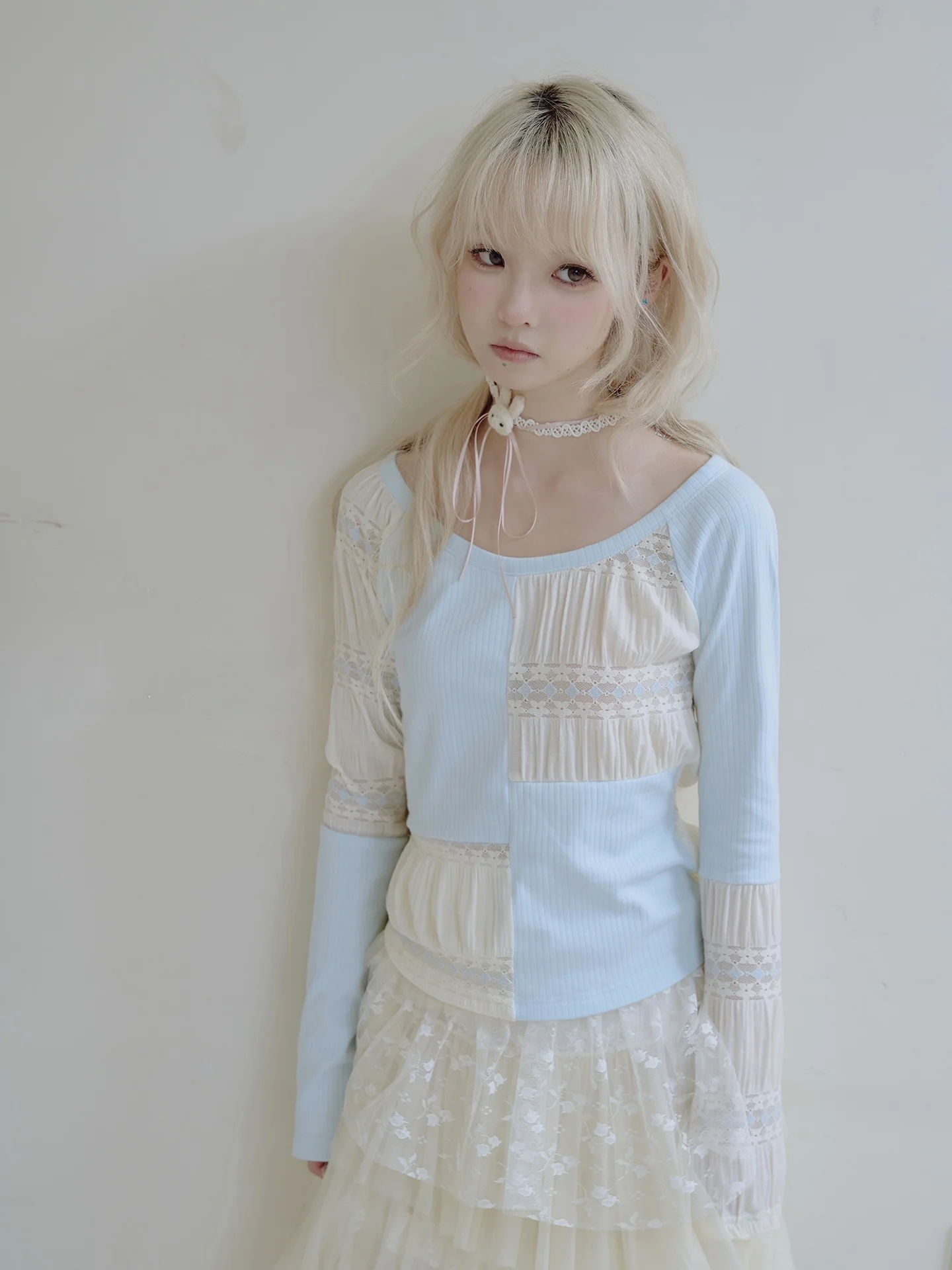 

Женский повседневный топ с круглым вырезом, длинными рукавами, асимметричным кроем, вязаными кружевными вставками и пэчворком, сине-бежевый