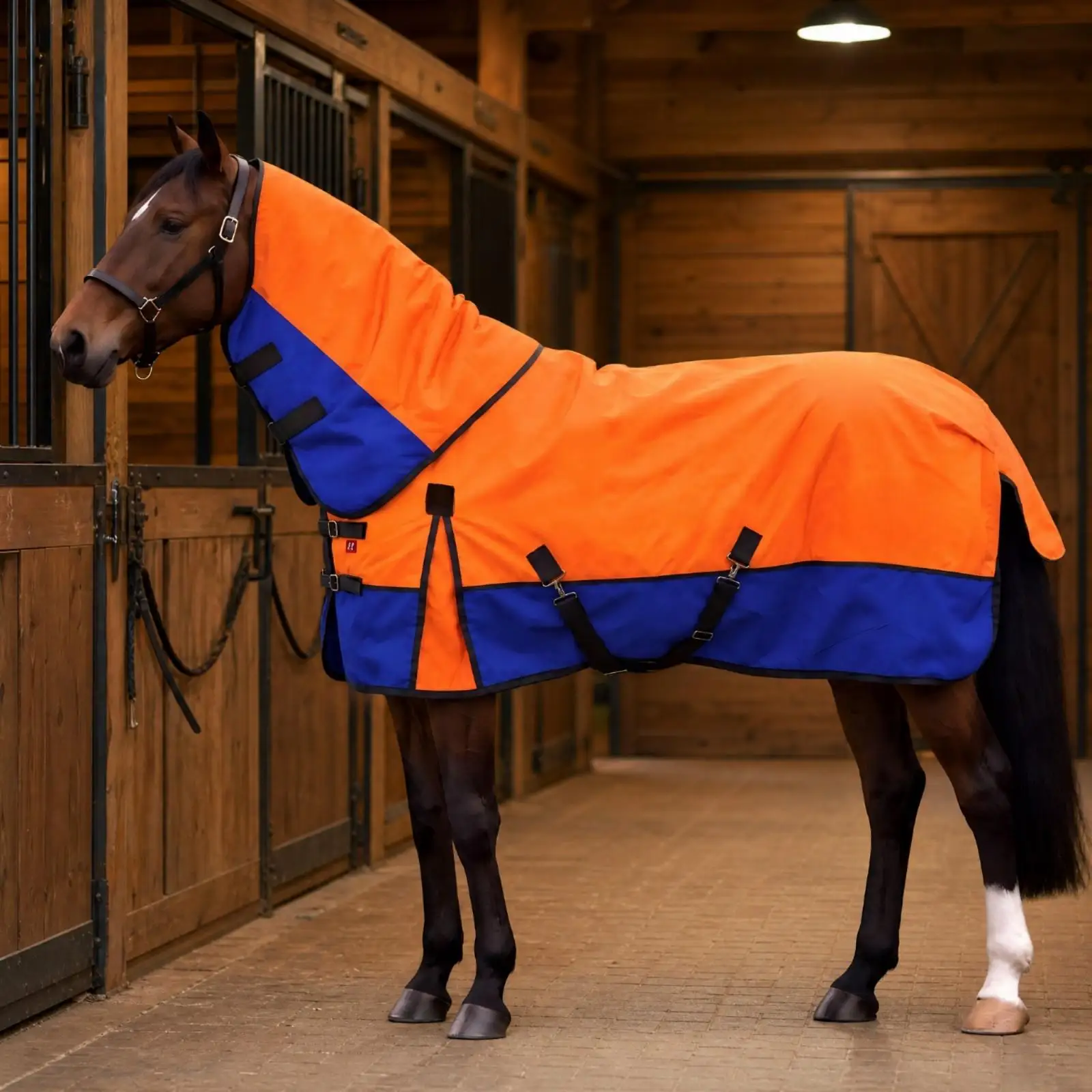 Equestrian Winter Horse Blanket Outdoor Waterproof Rug 420g Fill for Stable Use with Secure Front Straps and Leg Straps