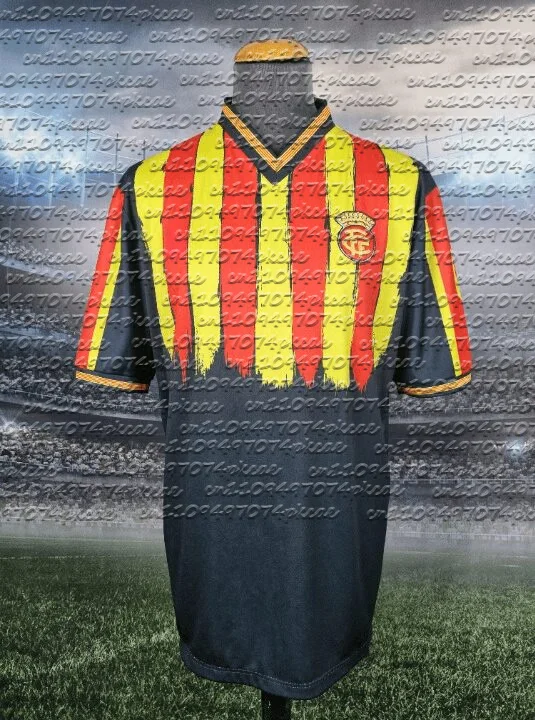 Nueva Camiseta de Fútbol de Manga Corta 2026 con Diseño Vintage de Rayas Verticales Rojas y Amarillas y Degradado Azul Marino Oscuro para Combinar en Familia