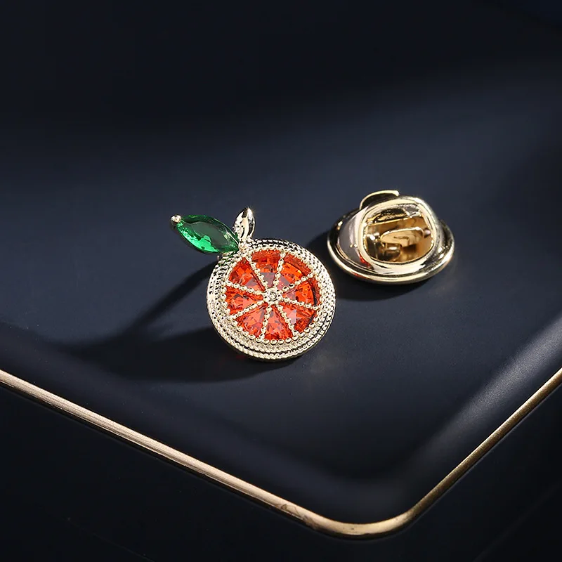 

The design is simple and elegant. Orange stitching cardigan fixes the clothes. Fresh fruit small collar stitching