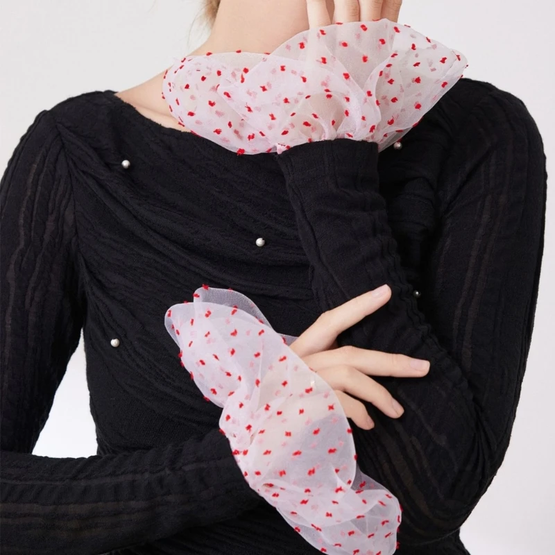 A pair of Three-dimensional Lace High-end Cuff Women's Clothing Accessories with Mesh Hook Pattern Decoration