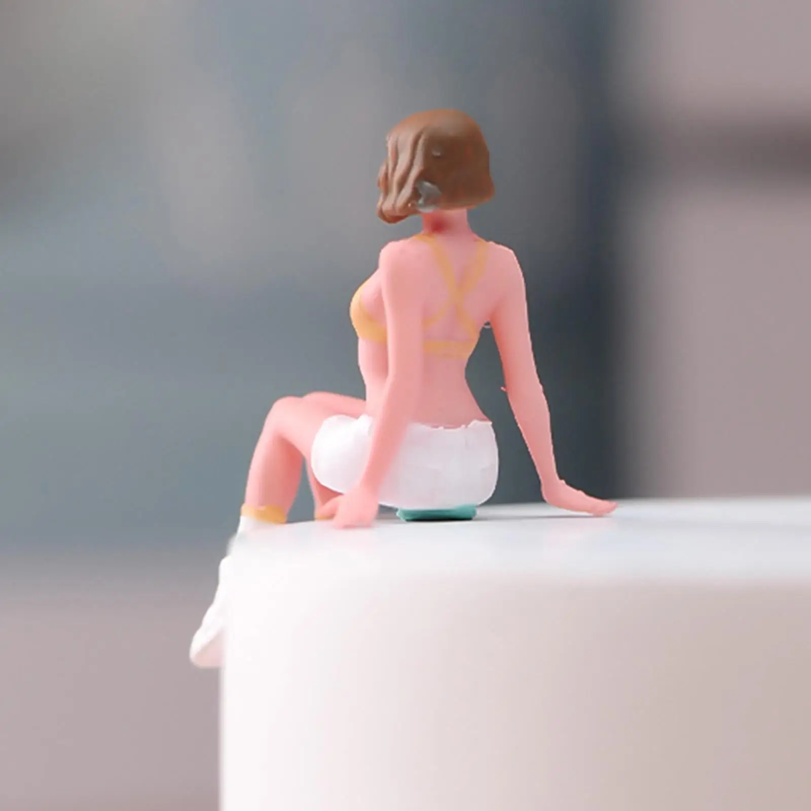 

1:64 Sitting Girl Model Role Play Tiny People Model Resin Car Show Girl Model Photo Prop for Fairy Gardn