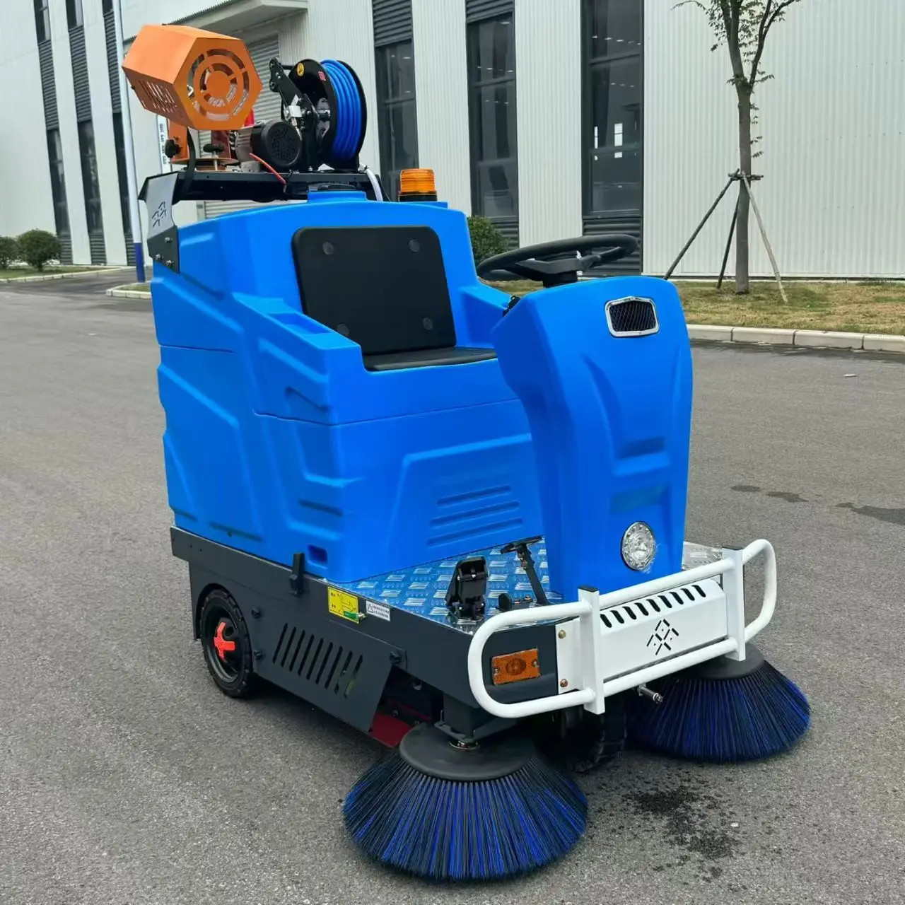 High Pressure Washing Gun Equipped Ride-On Sweeper, Factory Direct Electric Industrial Street Sweeper for Road Park Use