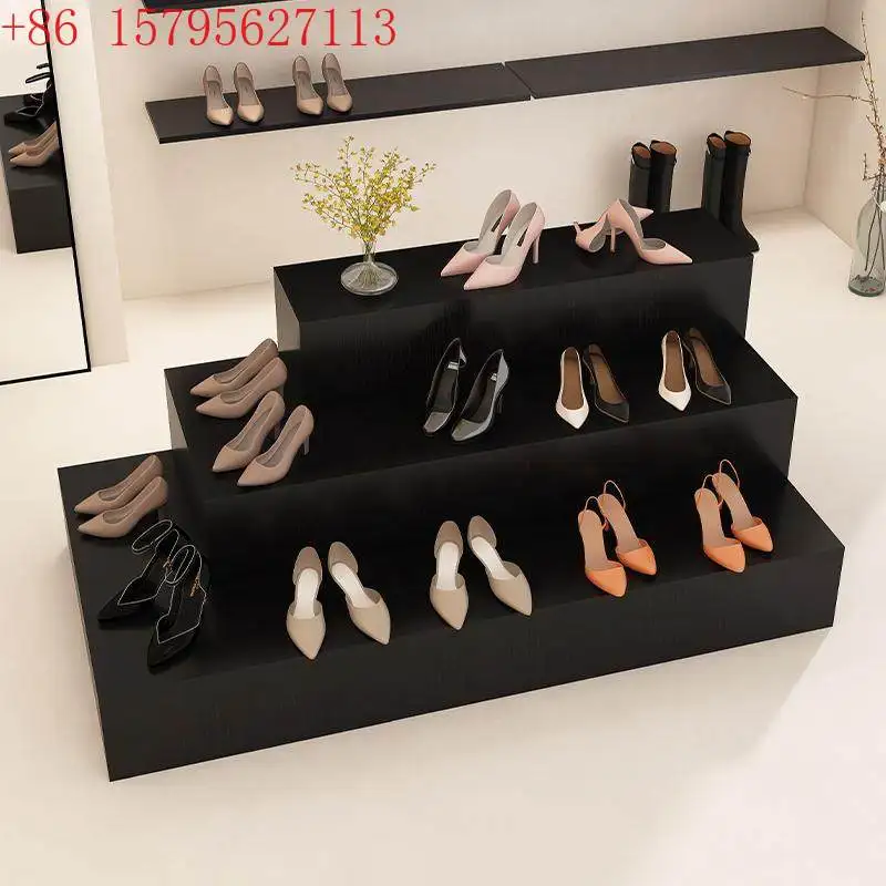 

In the corner modern clothing store, the island table women's clothing store is placed in the middle of flowing table