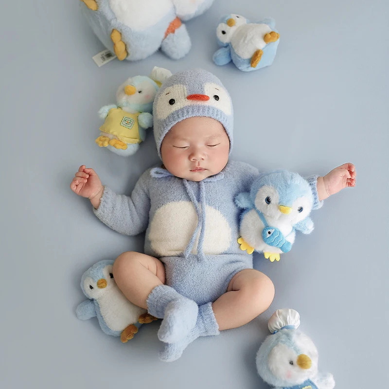 مجموعة ملابس Penguin Baby Theme مع لعبة قطيفة متطابقة، بدلة قفز لطيفة للأطفال لالتقاط الصور وهدية استحمام الطفل