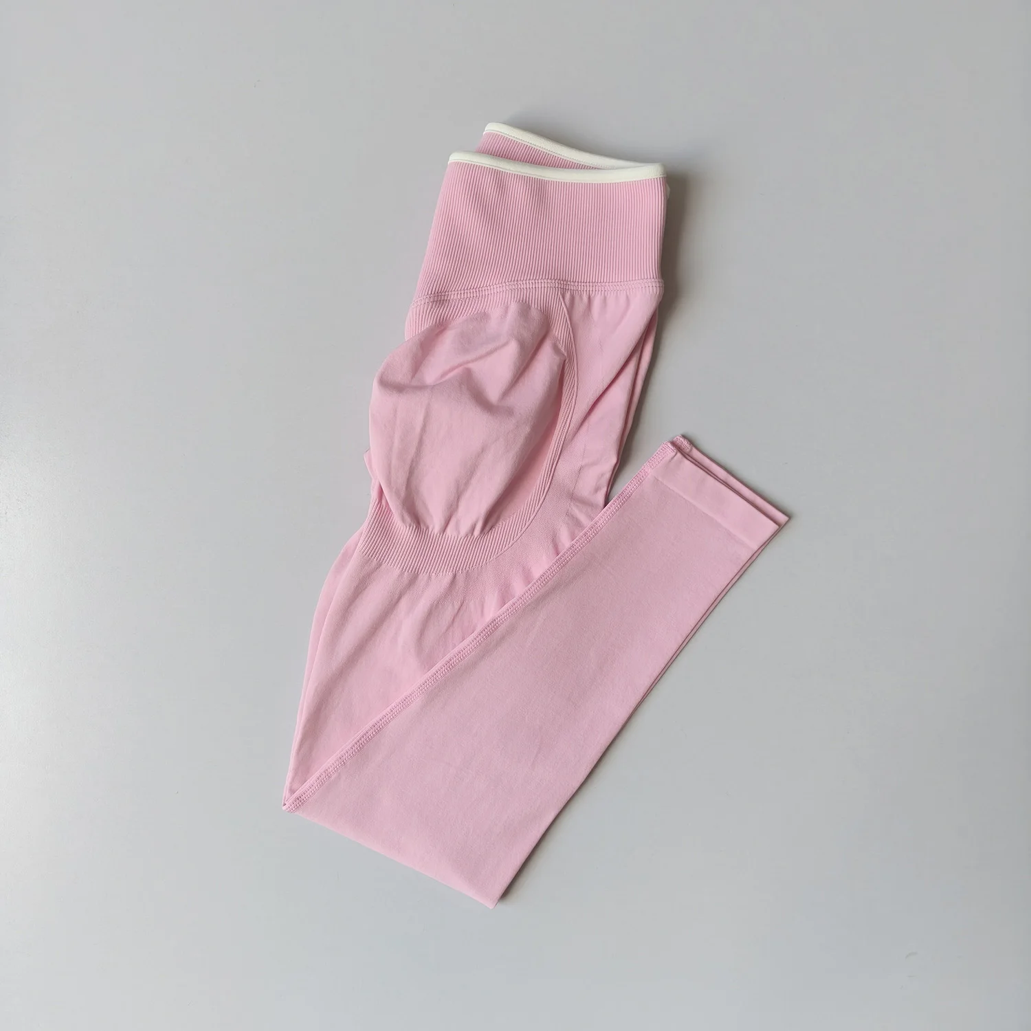 Nahtlose Yoga-Leggings für Damen mit mittlerer Bundhöhe, Push-Up-Effekt, Sport- und Fitnesshose, Laufhose, Hüftlift, hohe Elastizität, Gym-Leggings, Sportleggings – Detail 5