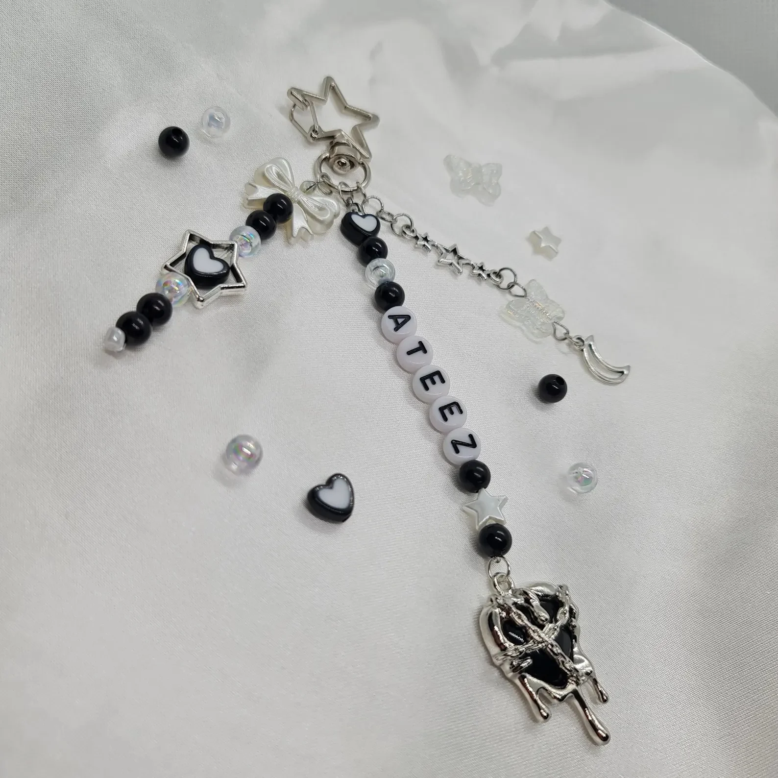 سلسلة مفاتيح مطرزة مصنوعة يدويًا من K-POP، وحقيبة/سحر الهاتف