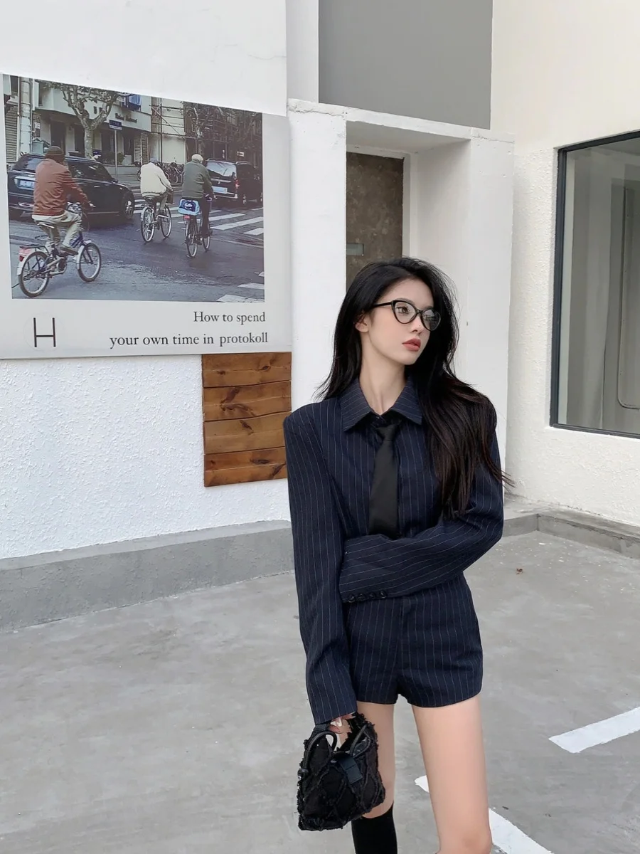 

Костюм-двойка женский: удлиненный синий полосатый жакет и брюки. Модный весенне-осенний комплект.