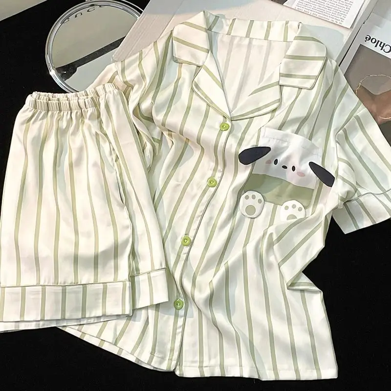 Nuovo set pigiama estivo a maniche corte simile alla seta per le donne con un design carino e di fascia alta, con un completo leggero in due pezzi