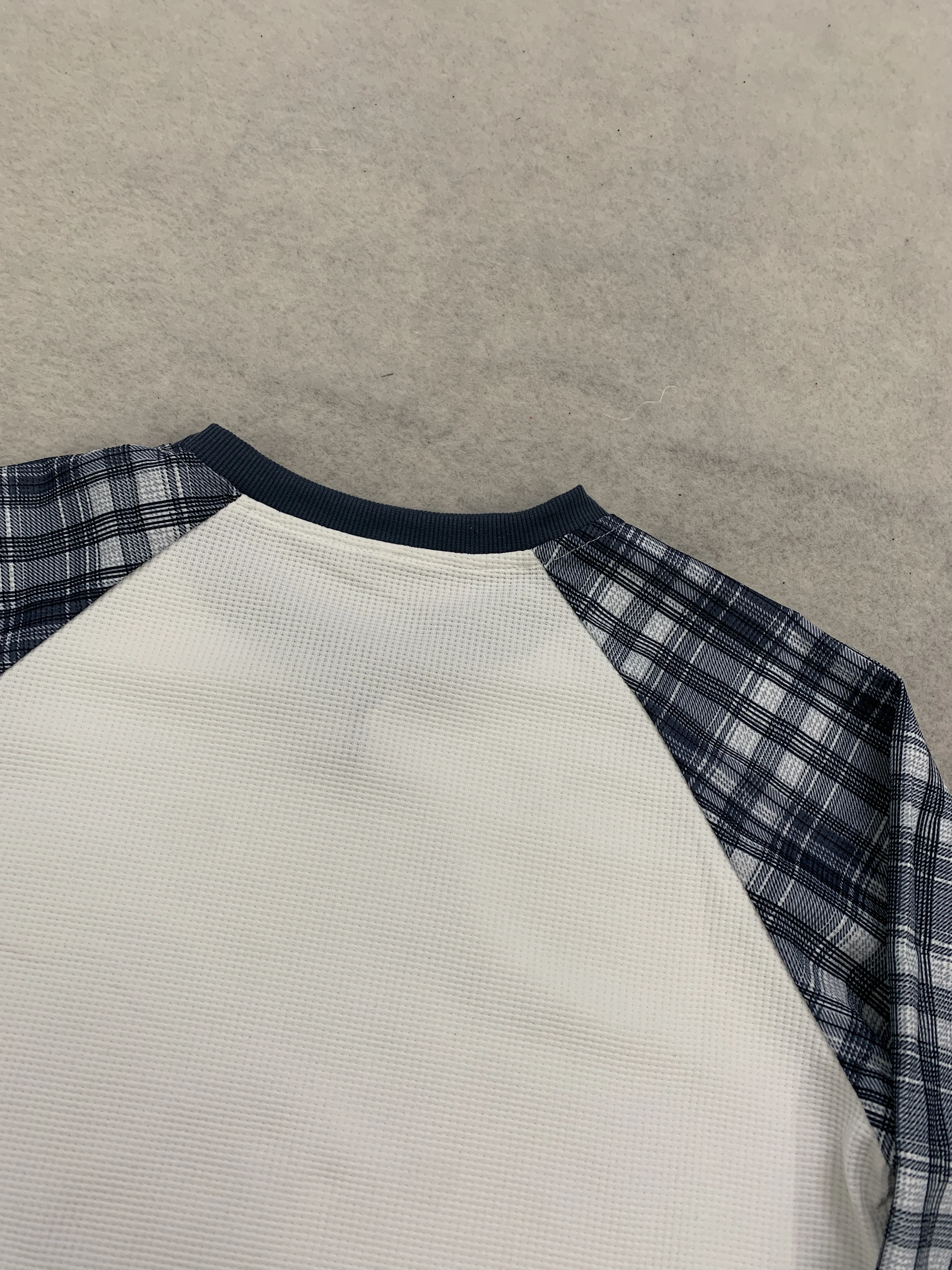 Retro-Trend Rundhals-Langarm-Waffel-T-Shirt mit Karomuster und Farbkombination, Herbst- und Winter-Modetrend, Neu, Unisex – Detail 7