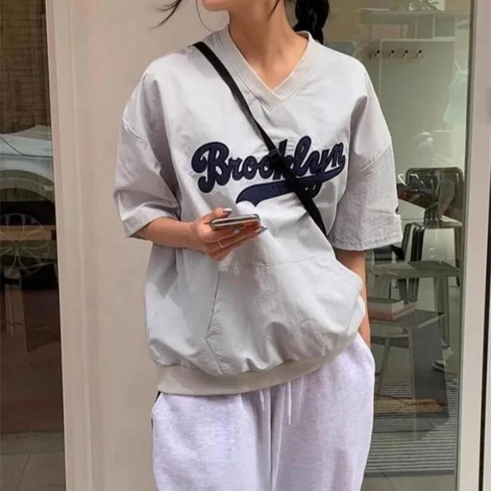 

Retro Spor Nylon T-irt with Embroidered Letters ort Sve V-Ne Loose Fit Street Sle Summer Top for Women