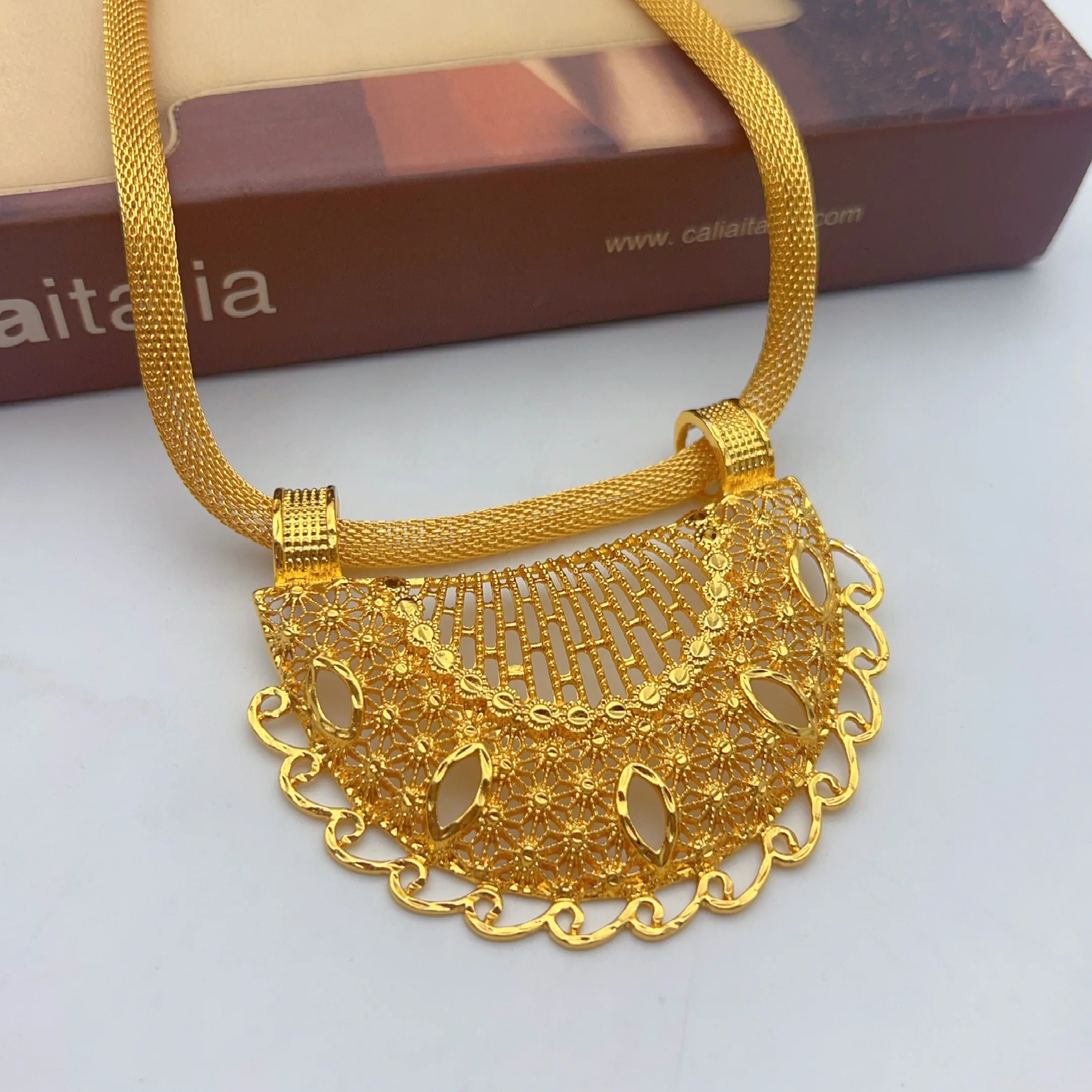 Nigerianisches 24k vergoldetes Schmuckset für Damen, Dubai Halskette, Ohrringe, Schmuck, brasilianische afrikanische Brautsets – Detail 3