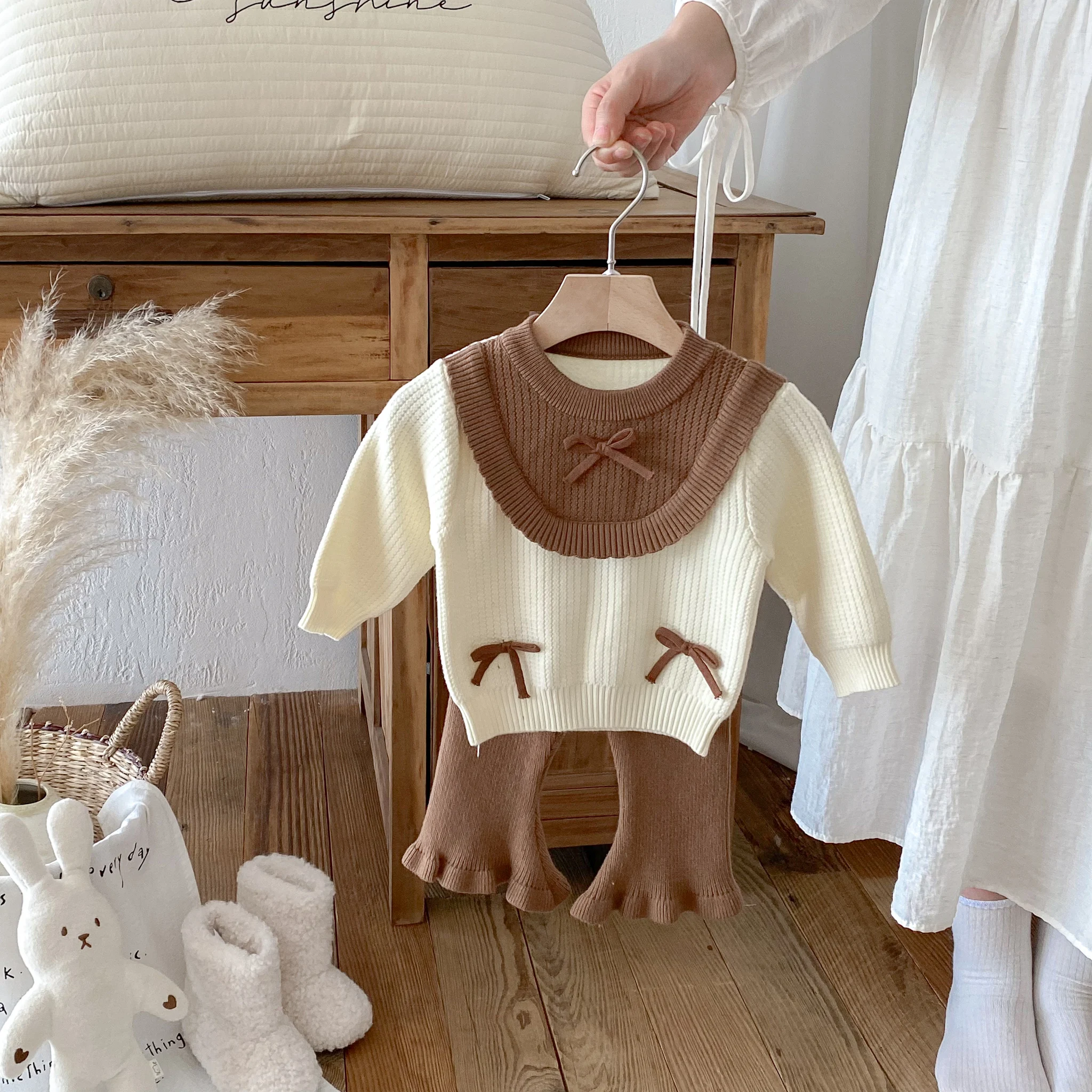 

A cute two-piece set of stylish bow round-neck top and flared pants for baby girls in autumn and winter 2025