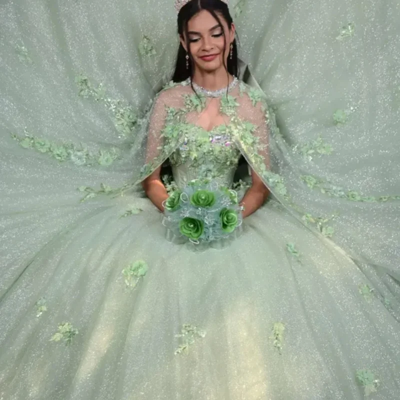 

Блестящее мятно-зеленое платье для квинсеаньеры с открытыми плечами, пайетками, 3D цветочным декором, длинным шлейфом и бантом. Возможно изготовление на заказ.