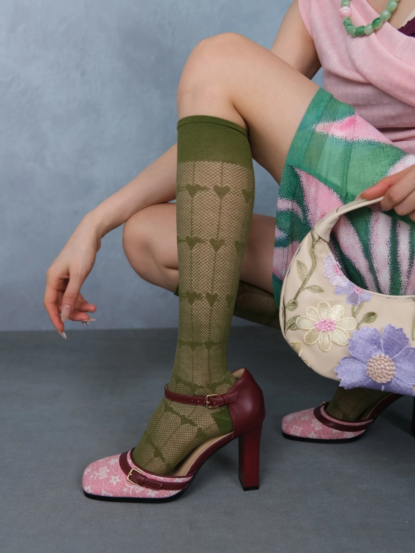 meias-femininas-lucksocks-vintage-com-padrao-de-coracao-vazado-verde-musgo-conjunto-de-tres-pecas-acessorios-de-primavera