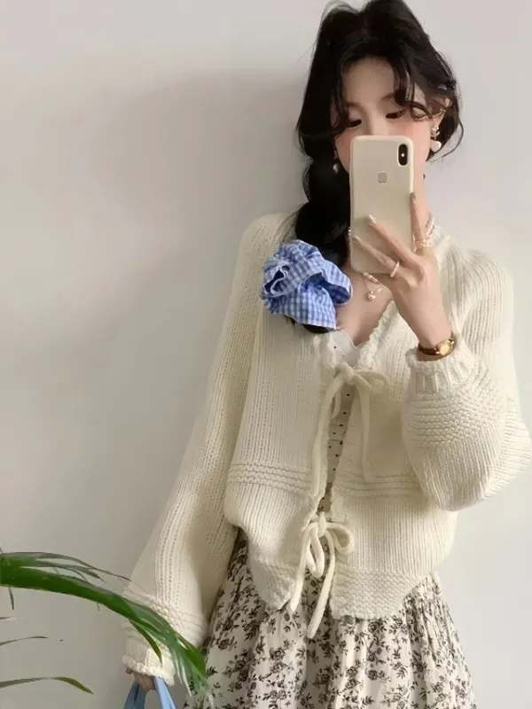 Weicher, sanfter, milchweißer, gestrickter, lockerer Damenpullover mit Gürtel, 2025, neues Frühherbst-Design-Sense-Top mit V-Ausschnitt, lange Sve-Strickjacke