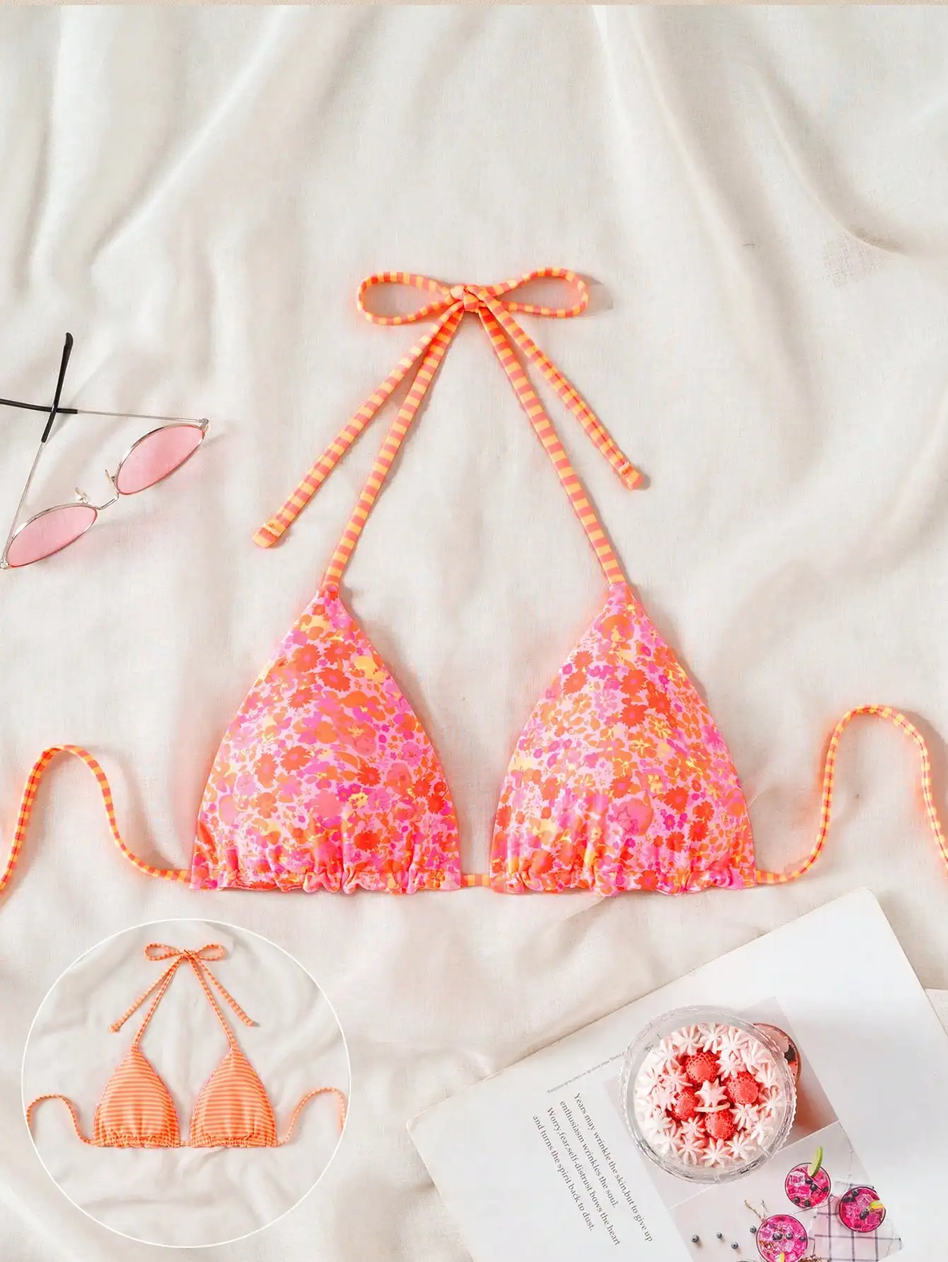 

Женский топ-бикини с цветочным принтом и завязками на шее, с рюшами по нижнему краю.