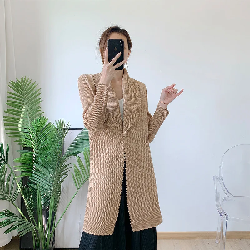 

Miyake pleated long coat 2022 new spring large size folda lapel fashion age-reducing women's coat mid-length trend