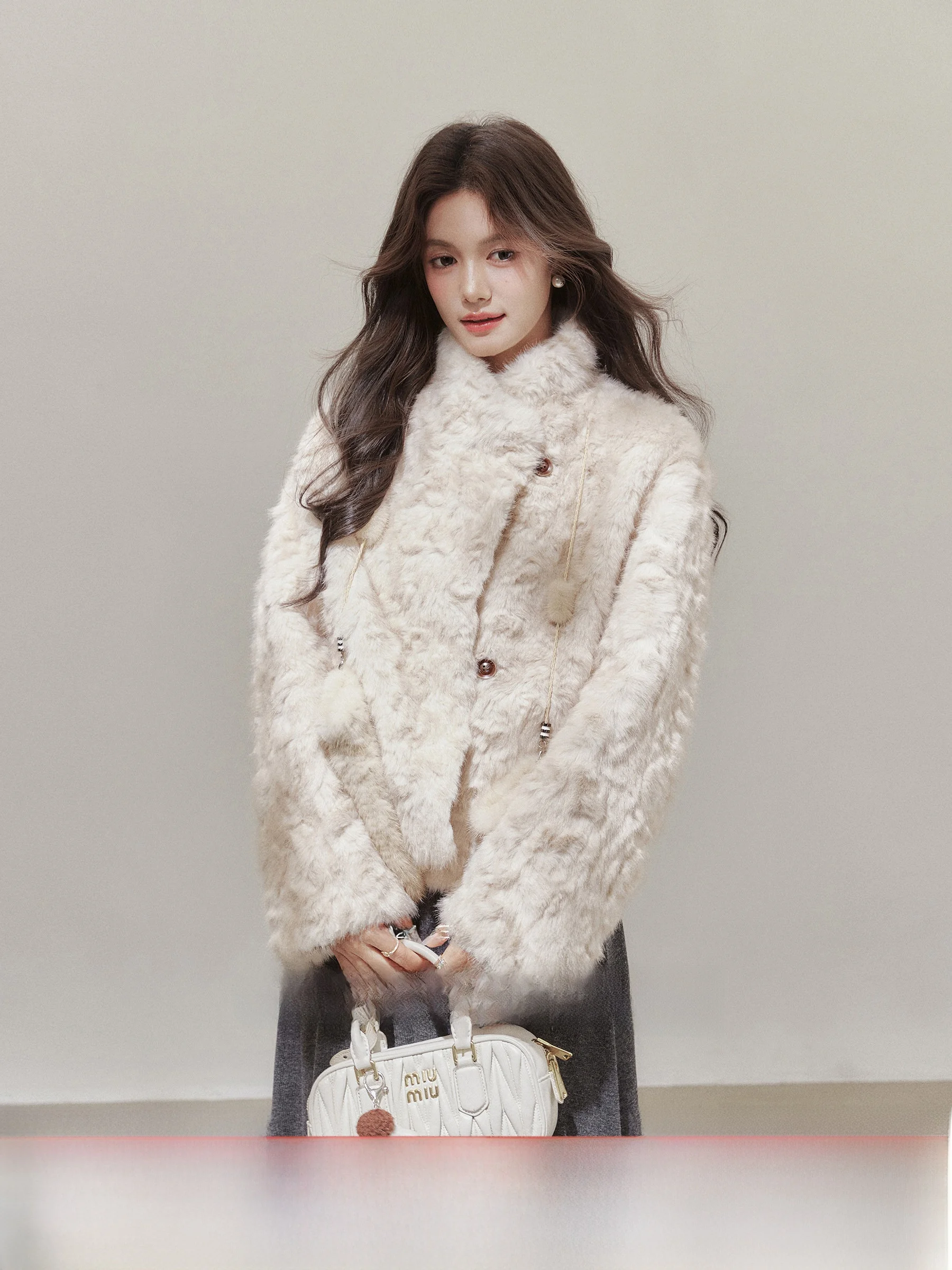 

Elegant Short Fur Jacket Women's Standard Fit Long Sleeve Button Closure Flip Collar Micro plus Size Sheepskin Leather Coat