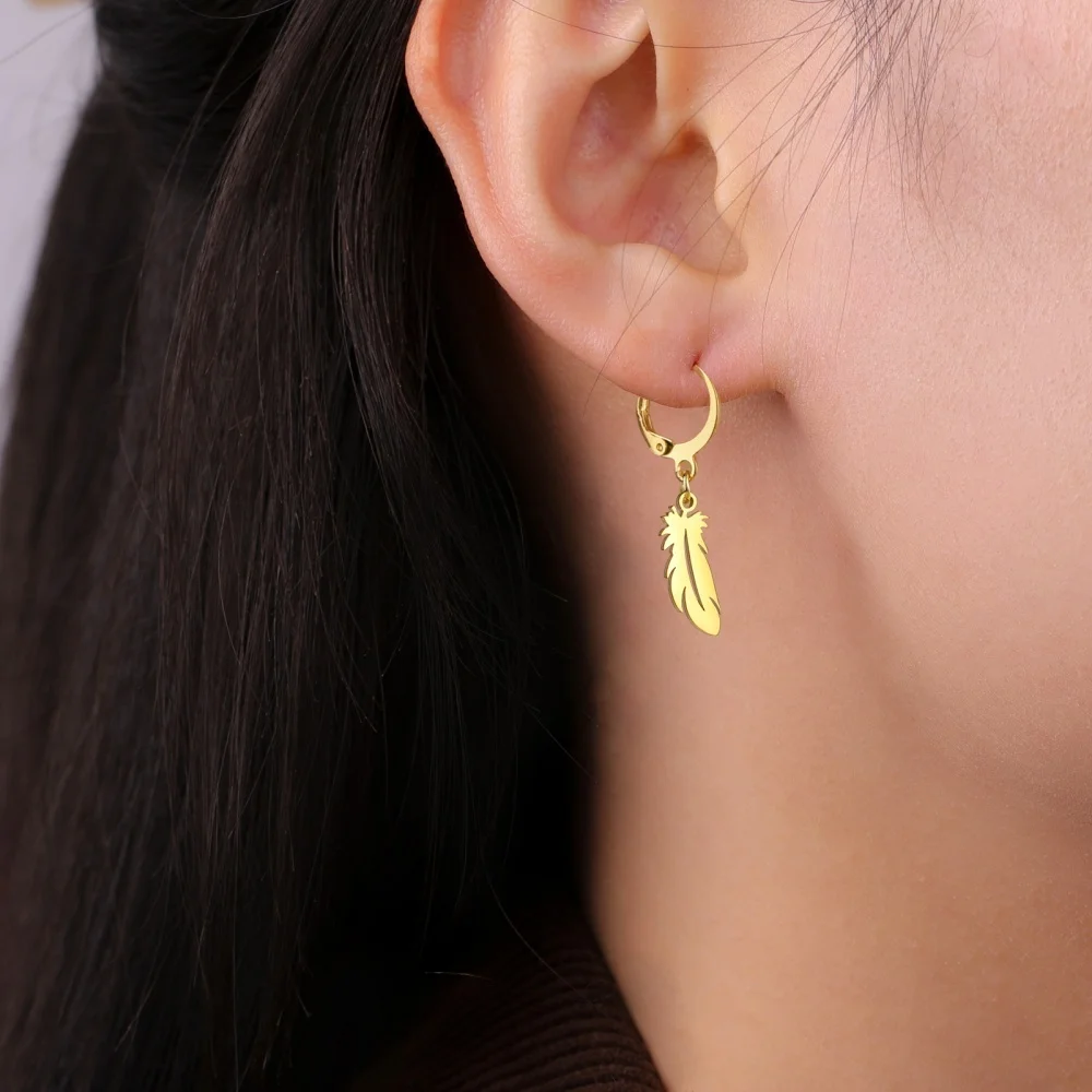 Eueavan Winzige Feder-Creolen, exquisiter goldfarbener Ohrring für Frauen und Mädchen, Punk, trendiger Edelstahl-Schmuck, Geburtstagsgeschenk – Detail 10