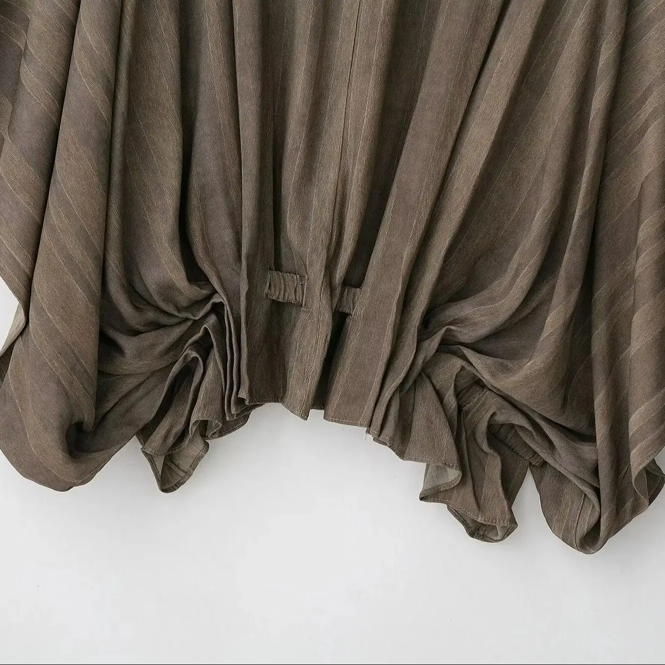 เสื้อคลุมแขนยาวทรงปล่อยลายทางผ้าแจ็คการ์ดเก๋ไก๋สำหรับฤดูใบไม้ร่วงปี 2025 เสื้อผู้หญิงคอวีผูกโบว์ แต่งระบายชายเสื้อ ผ้ารัดรูป ทรงหลวม