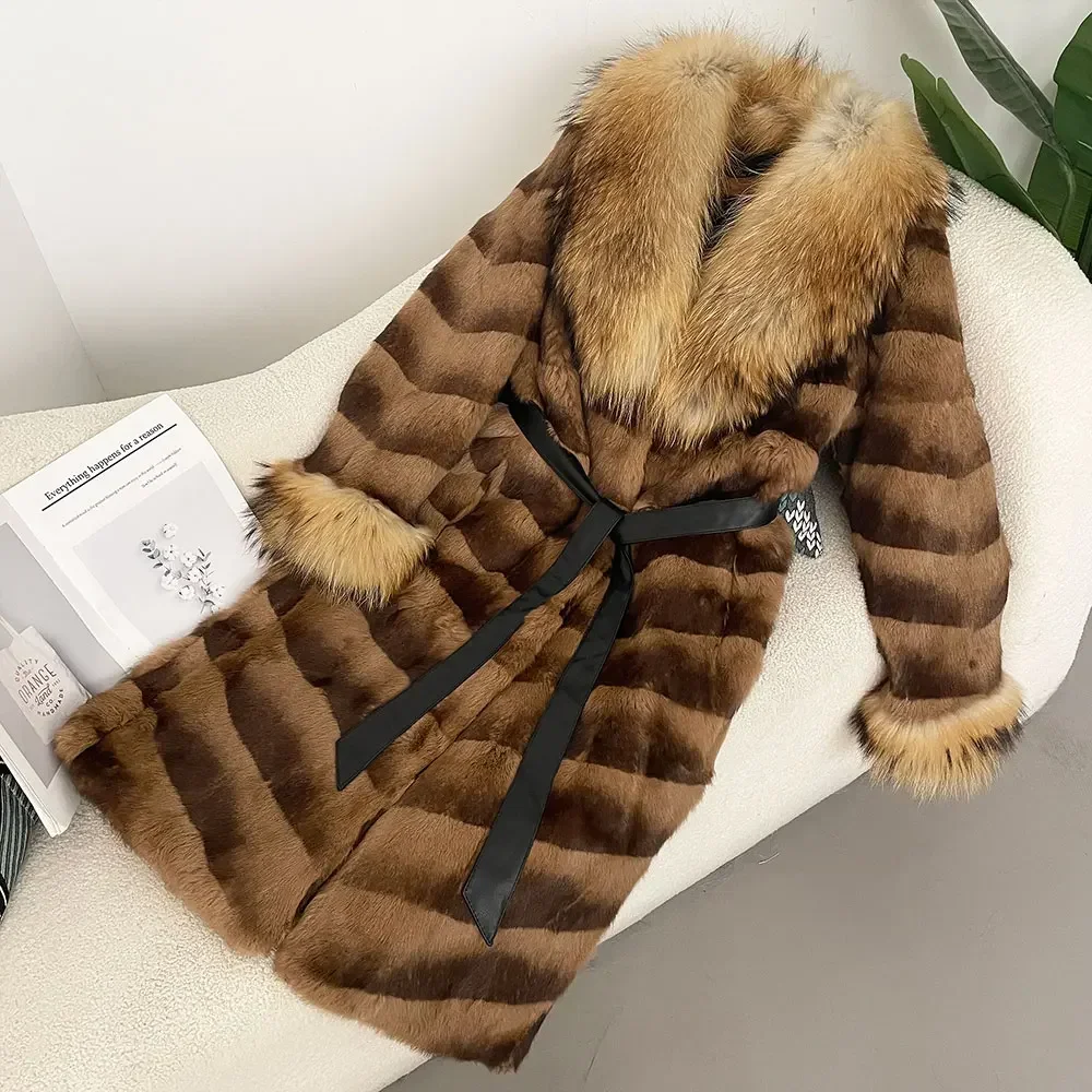 

Женское длинное пальто с воротником из натурального меха енота