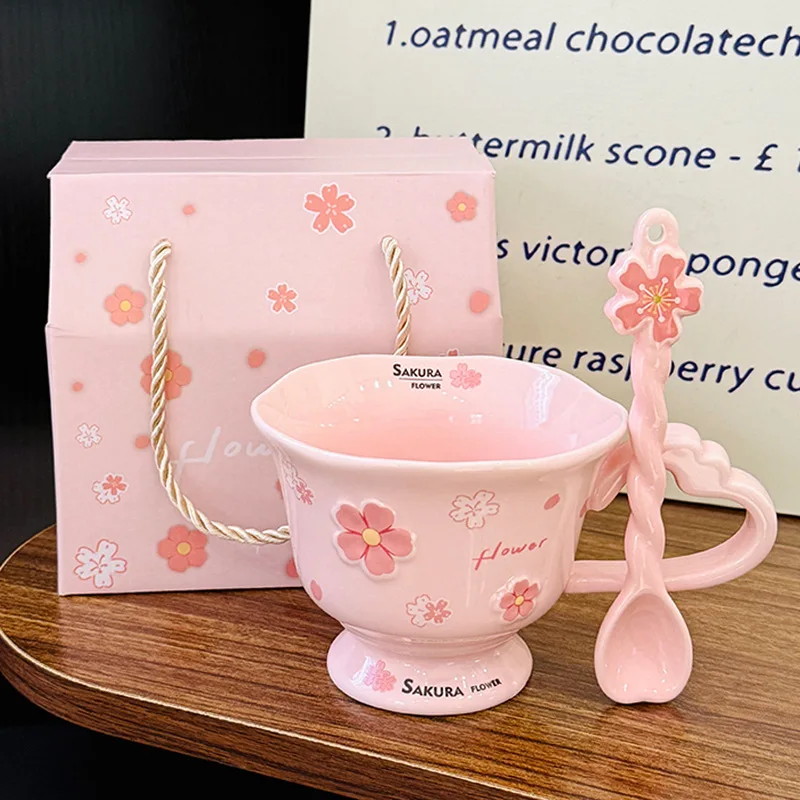 Taza de cerámica con relieve de Sakura con cuchara, bonito diseño de pie alto rosa para mujer, uso doméstico, taza de café, regalo de recuerdo