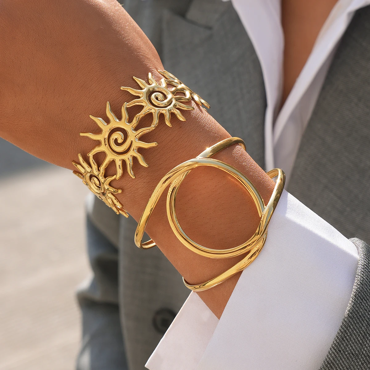 

Minimalist Classic 18K Gold Color Plated Stainless Steel Hammer Pattern Spiral Hollow Sun Bracelet Jewelry Woman браслеты