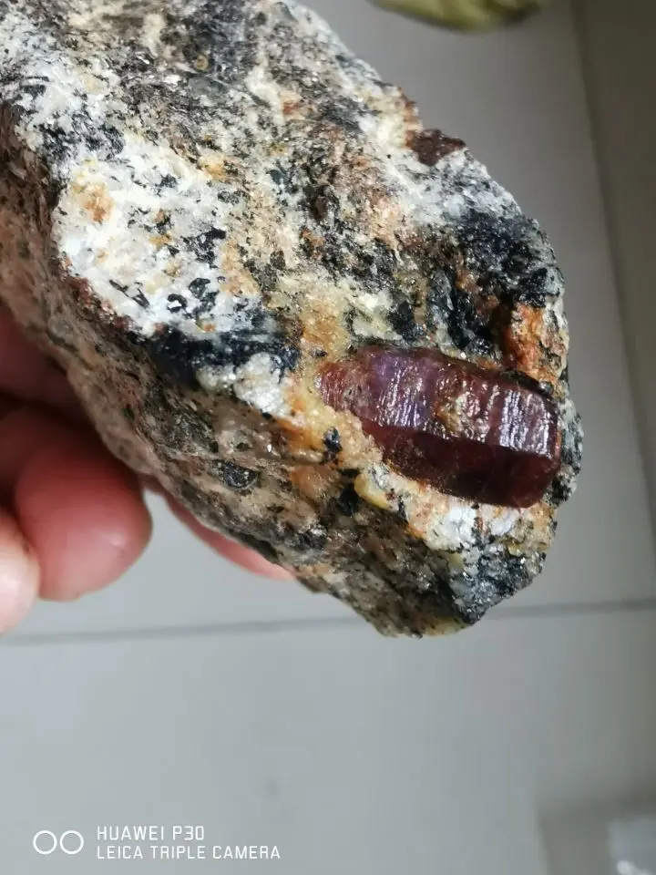 100.00% de zafiro azul y morado raro natural, zafiro azul púrpura crudo, espécimen de zafiro azul