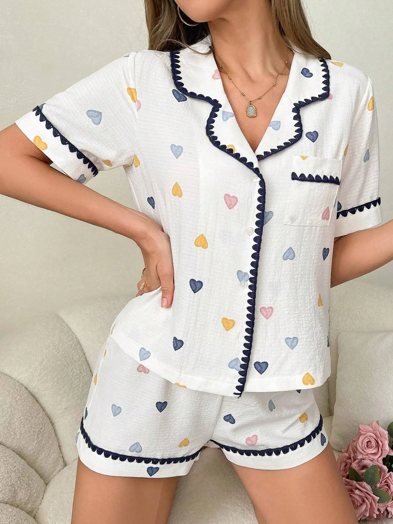 

Красочный женский пижамный комплект с принтом в виде сердечек, контрастной отделкой и воротником с лацканами