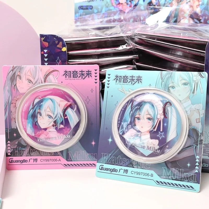 Disponibile Kawaii Hatsune Miku Distintivo riflettente Anime Simpatico cartone animato Spilla laser Regalo di compleanno da collezione Accessori per zaino fai da te