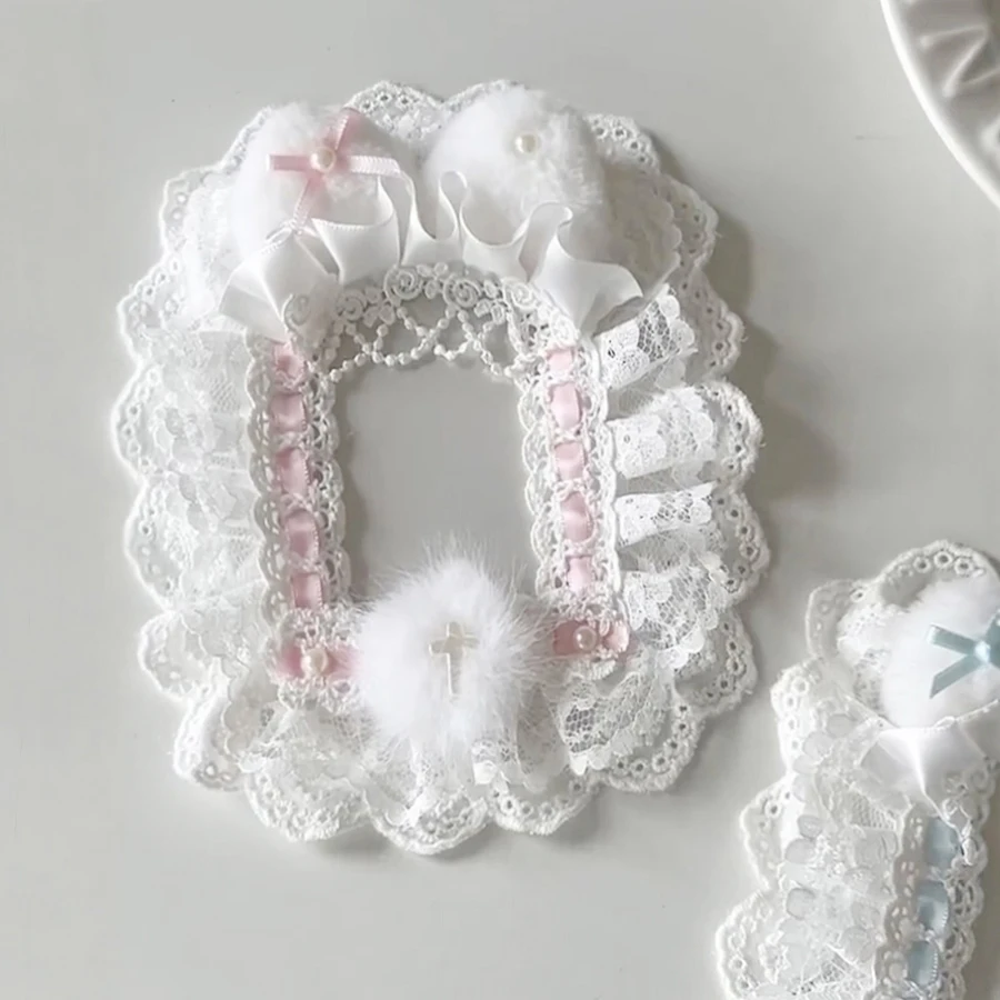 Zweifarbiger Fotokartenhalter rosa‑weiß, flauschige Pom‑Poms, Satin‑Schleife, mehrlagige Rüschenspitze, klares PVC‑Sichtfenster, Hülle für 3‑Zoll‑Sammelfotokarten