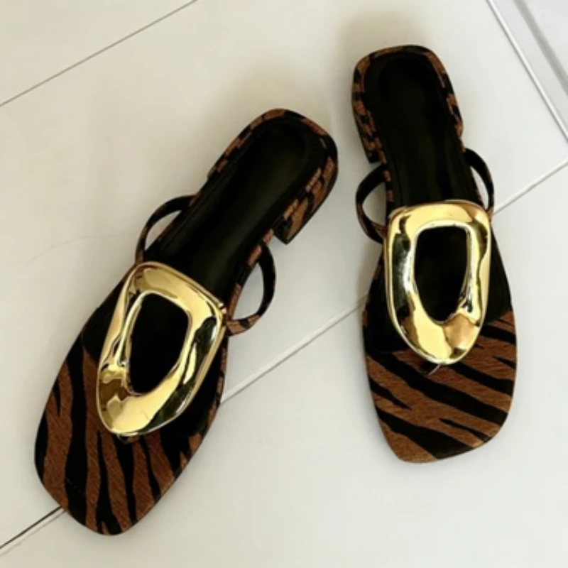 

Тапочки с металлическими украшениями и разделенным носком, женские удобные пляжные повседневные туфли с принтом зебры, летние легкие нескользящие шлепанцы
