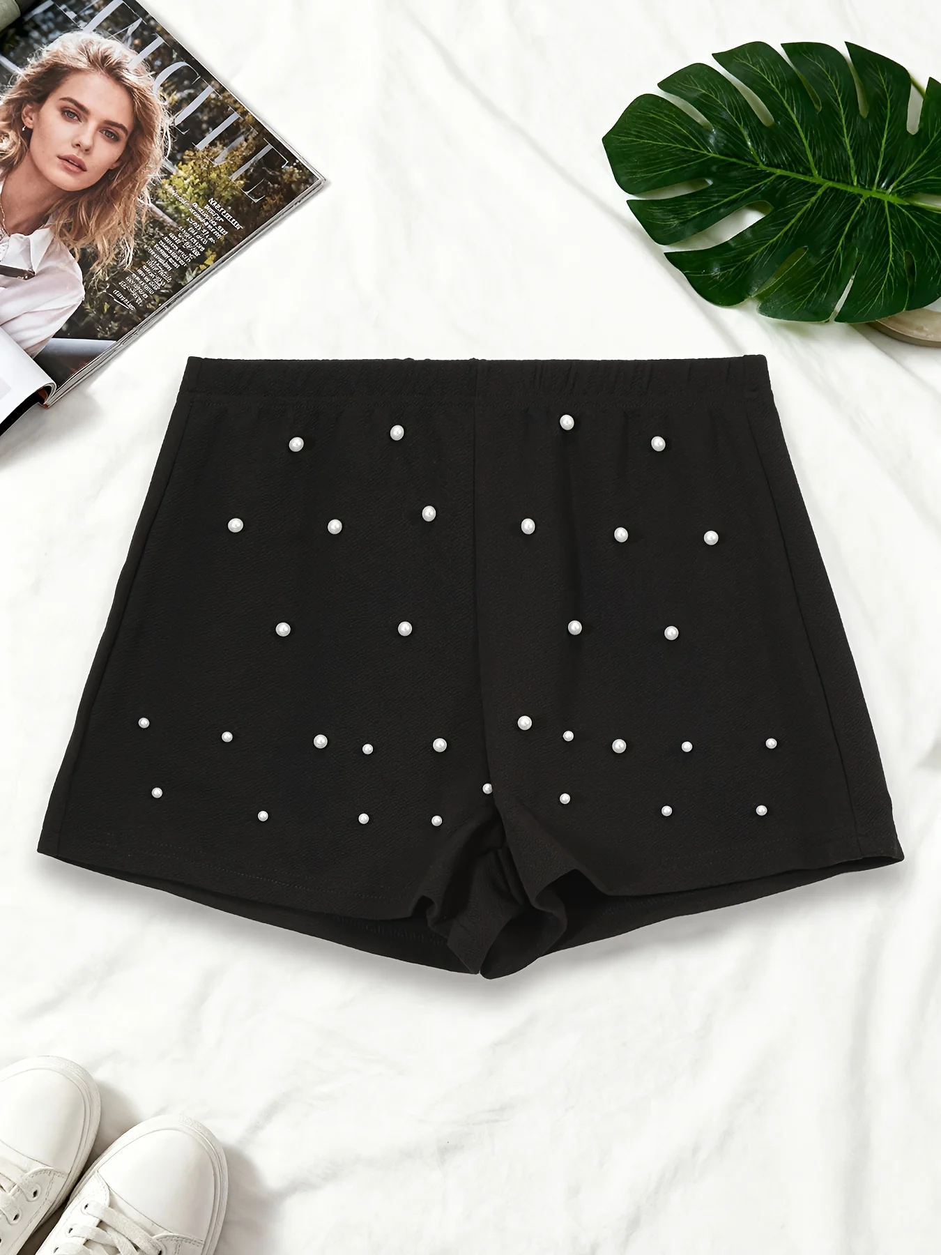 กางเกงขาสั้นเซ็กซี่สีดำมุกดำที่สดใส มีเสน่ห์ สง่างาม และหรูหราของผู้หญิง