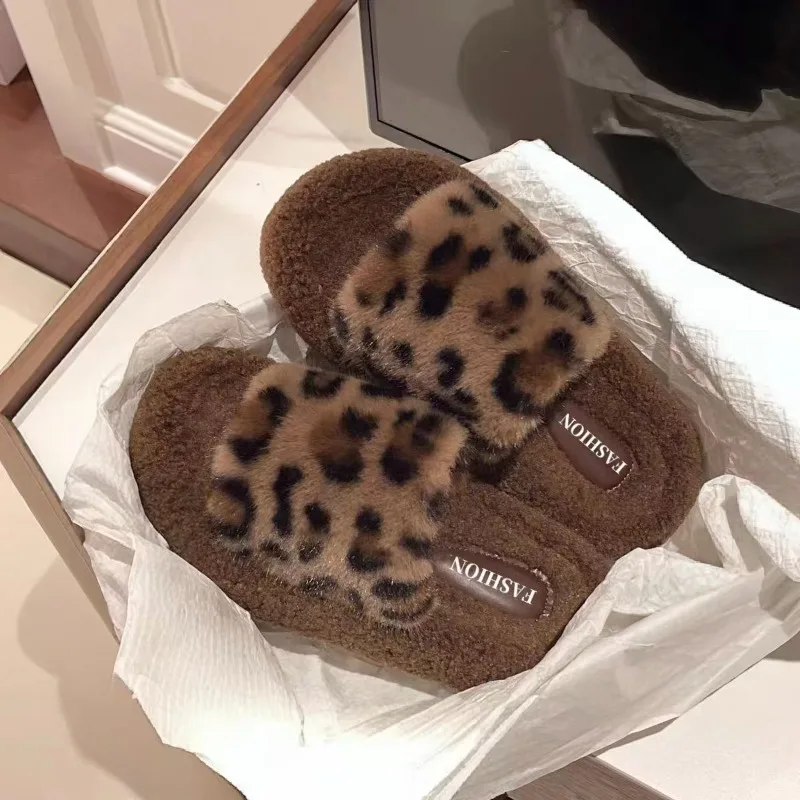 

2026 Winter New Women's Flat Shoes, Fashionable Leopard Print Plush Slippers, Comfortable and Warm Flip-flops