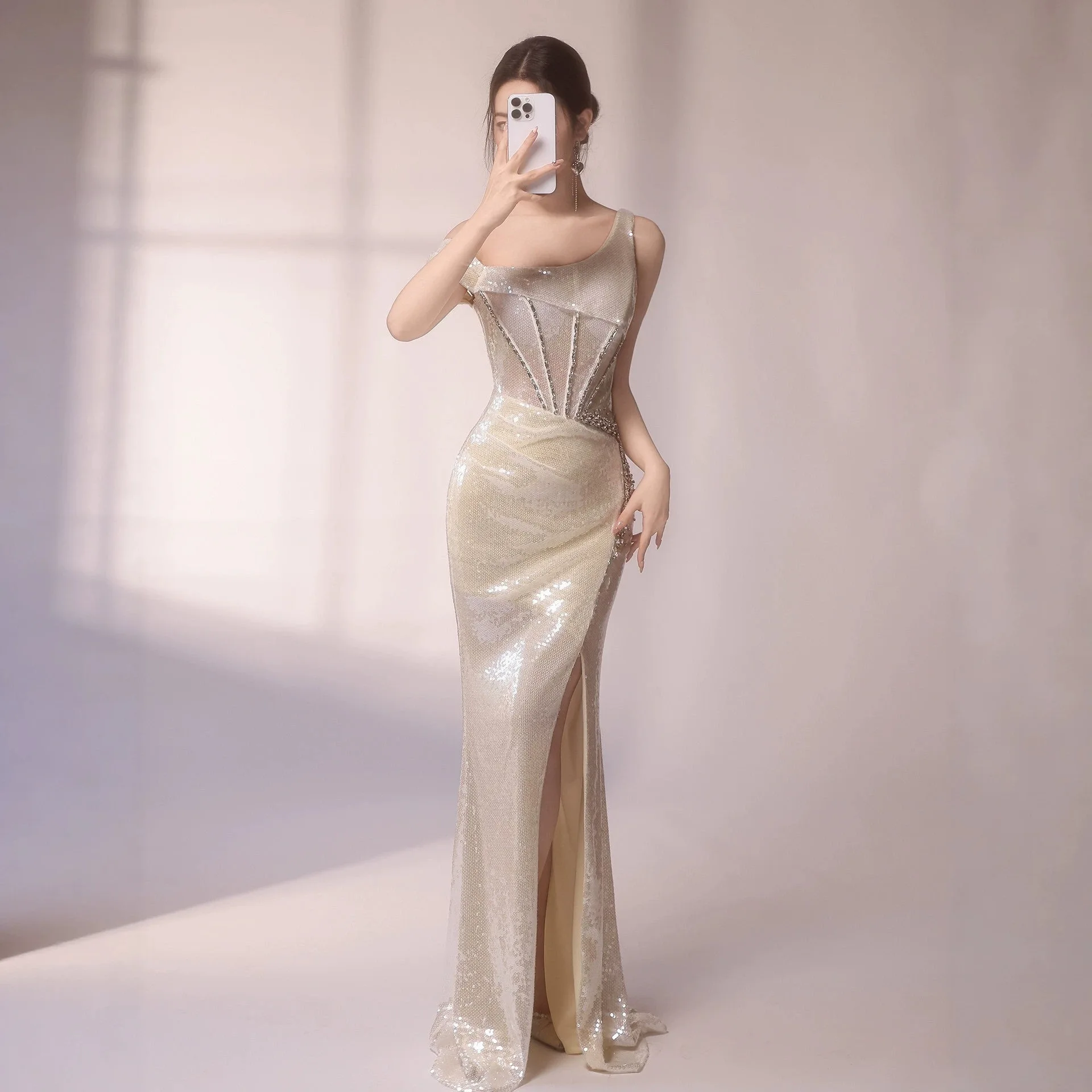 Elegant Unique Single-Shoulder Evening Gown for Women Glittering High-End Feel Beautiful Perfect for Important Occasions And ...