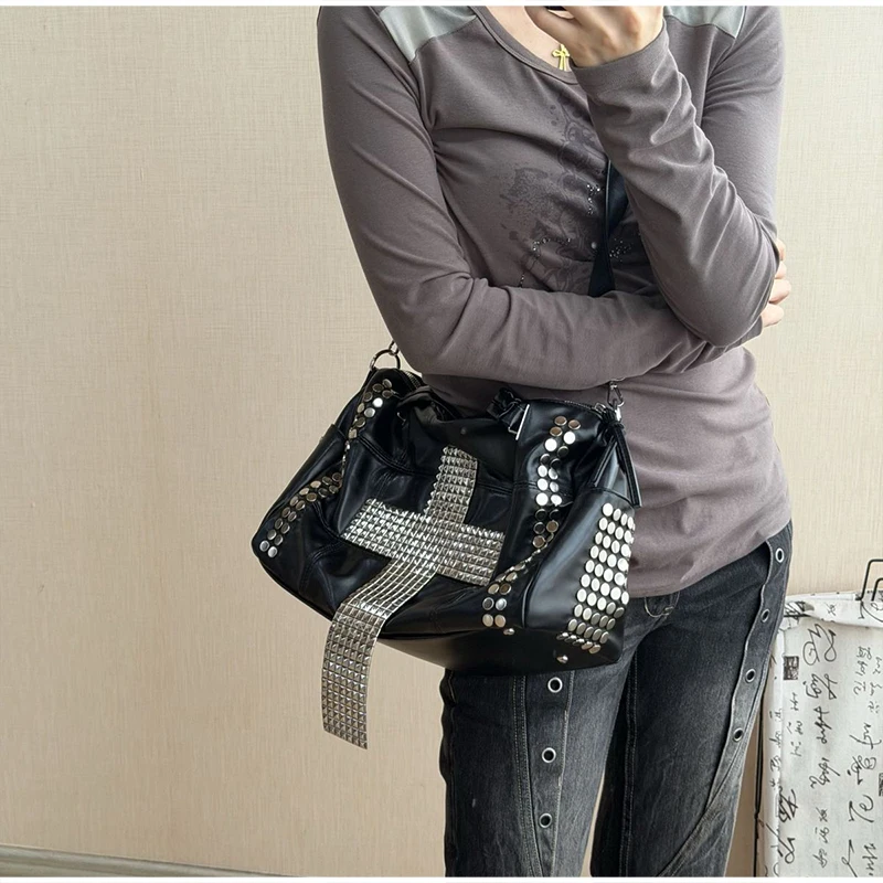 Rivet Cross Umhängetasche, Damen Punk Metall-Nietenbesetzte Tragetasche, Große Kapazität Motorrad-Biker-Stil Streetwear Handtasche – Detail 7