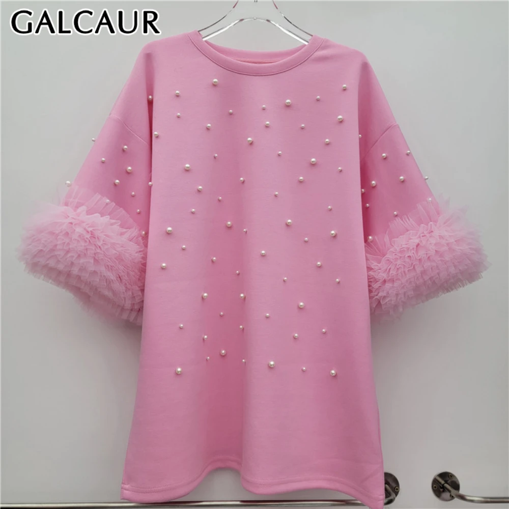 

GALCAUR однотонные свободные модные футболки с бусинами для женщин, круглый вырез, короткие рукава, лоскутный сетчатый темпераментный топ, женский новый